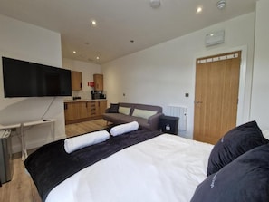 1 chambre, fer et planche à repasser, accès à Internet, literie fournie