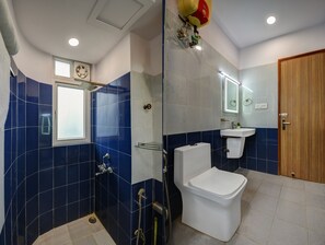 Deluxe Double or Twin Room, Garden View | Bathroom | Shower, towels, soap, toilet paper