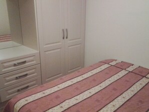 2 kamar tidur, setrika/meja setrika, Wi-Fi gratis, dan seprai linen