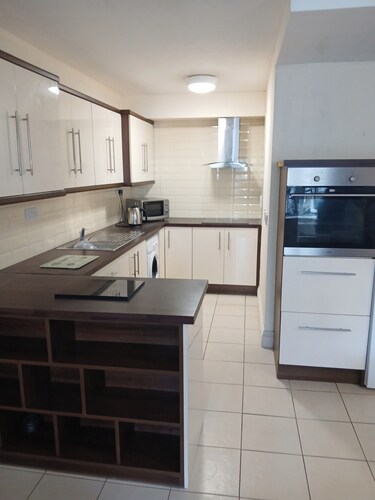 Galway 2-bed Apt, Sleeps 4, 5-min Walk to Station