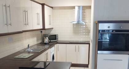 Galway 2-bed Apt, Sleeps 4, 5-min Walk to Station