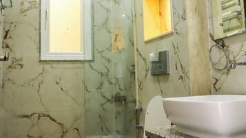 Classic Single Room, Balcony, Park View | Bathroom | Shower, free toiletries, towels, soap
