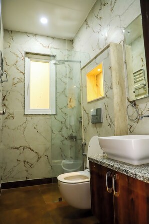 Habitación individual clásica, balcón, vistas al parque | Baño | Ducha, artículos de higiene personal gratuitos, toallas y jabón