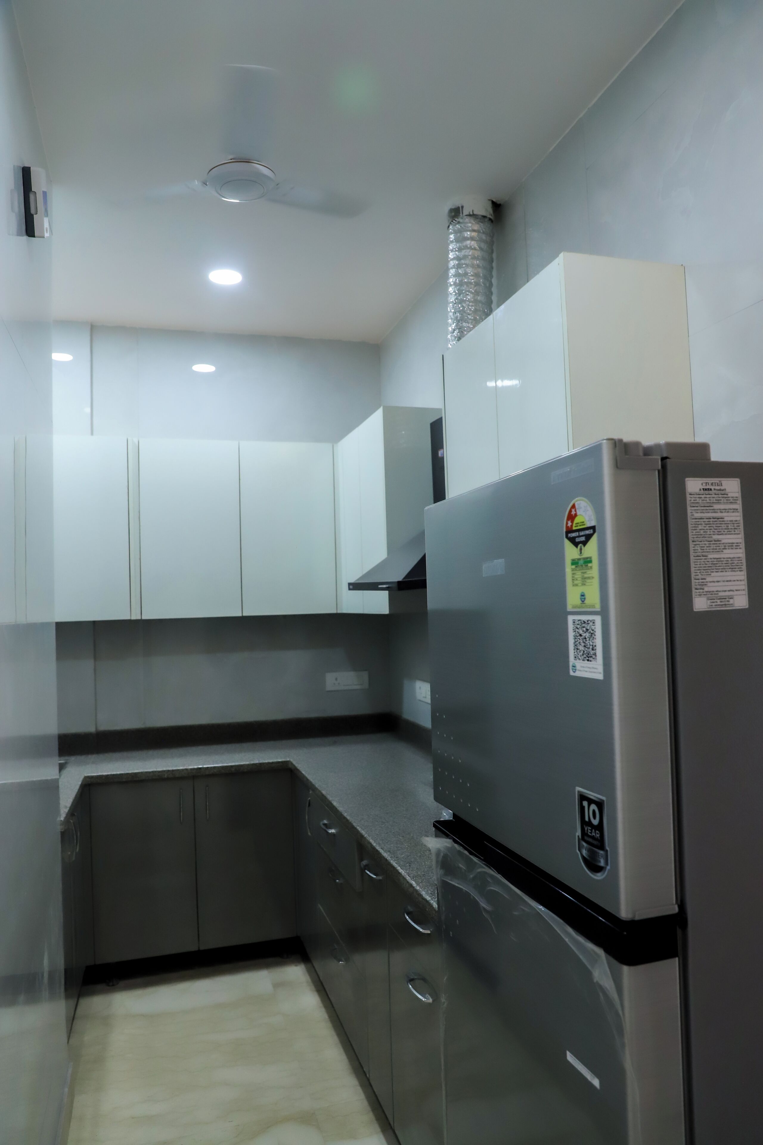 Classic Single Room, Balcony, Park View | Private kitchen | Full-sized fridge, cookware/dishes/utensils