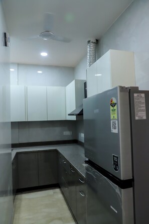 Classic Single Room, Balcony, Park View | Private kitchen | Full-size fridge, cookware/dishes/utensils