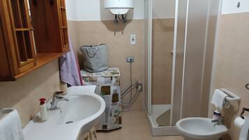 Douche, sĂšche-cheveux, bidet, serviettes fournies