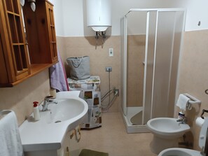 Dusche, Haartrockner, Bidet, Handtücher