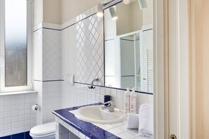 Bruser, hårtørrer, bidet, håndklæder