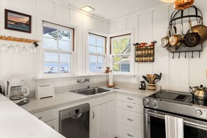 冷蔵庫、電子レンジ、オーブン、コンロ