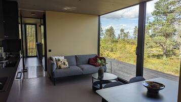 Cabin, 2 Bedrooms, Balcony, Mountain View | Living room | Books