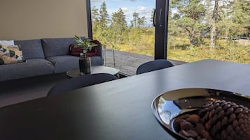 Cabin, 2 Bedrooms, Balcony, Mountain View | Dining room