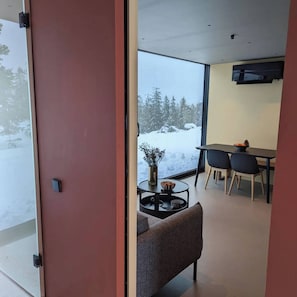 Kulübe, 2 Yatak Odası, Balkon, Dağ Manzaralı | Oturma alanı | Kitaplar 
