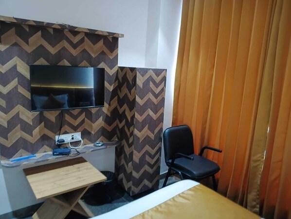 Deluxe Suite, City View | Champagne service
