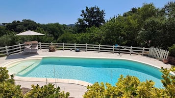Una piscina al aire libre