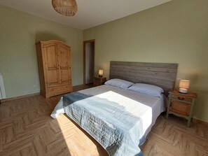 2 bedrooms, desk, free WiFi, bed sheets