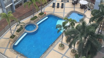 Una piscina al aire libre