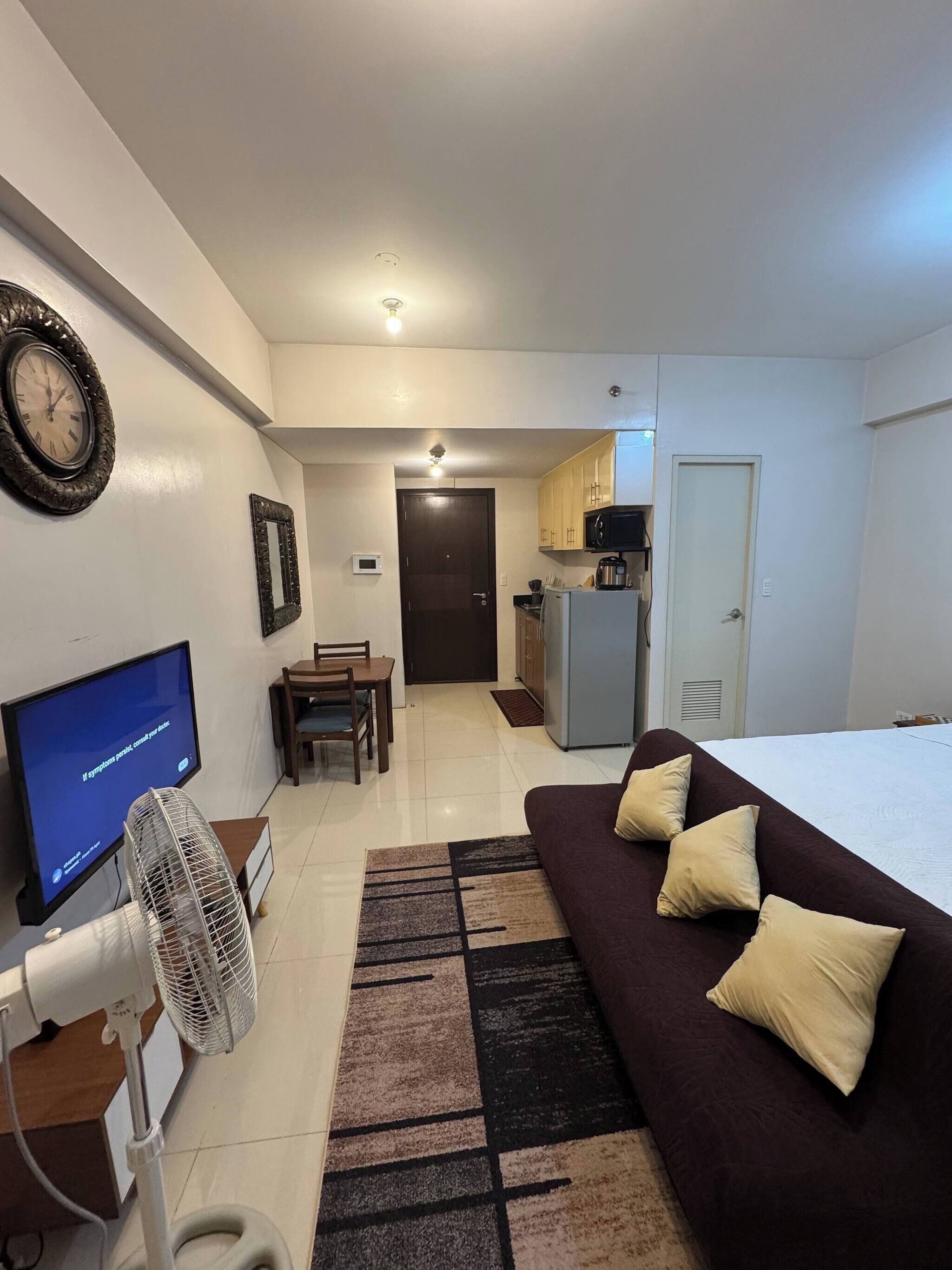 Condo, 1 Bedroom, Accessible, Smoking | Living area