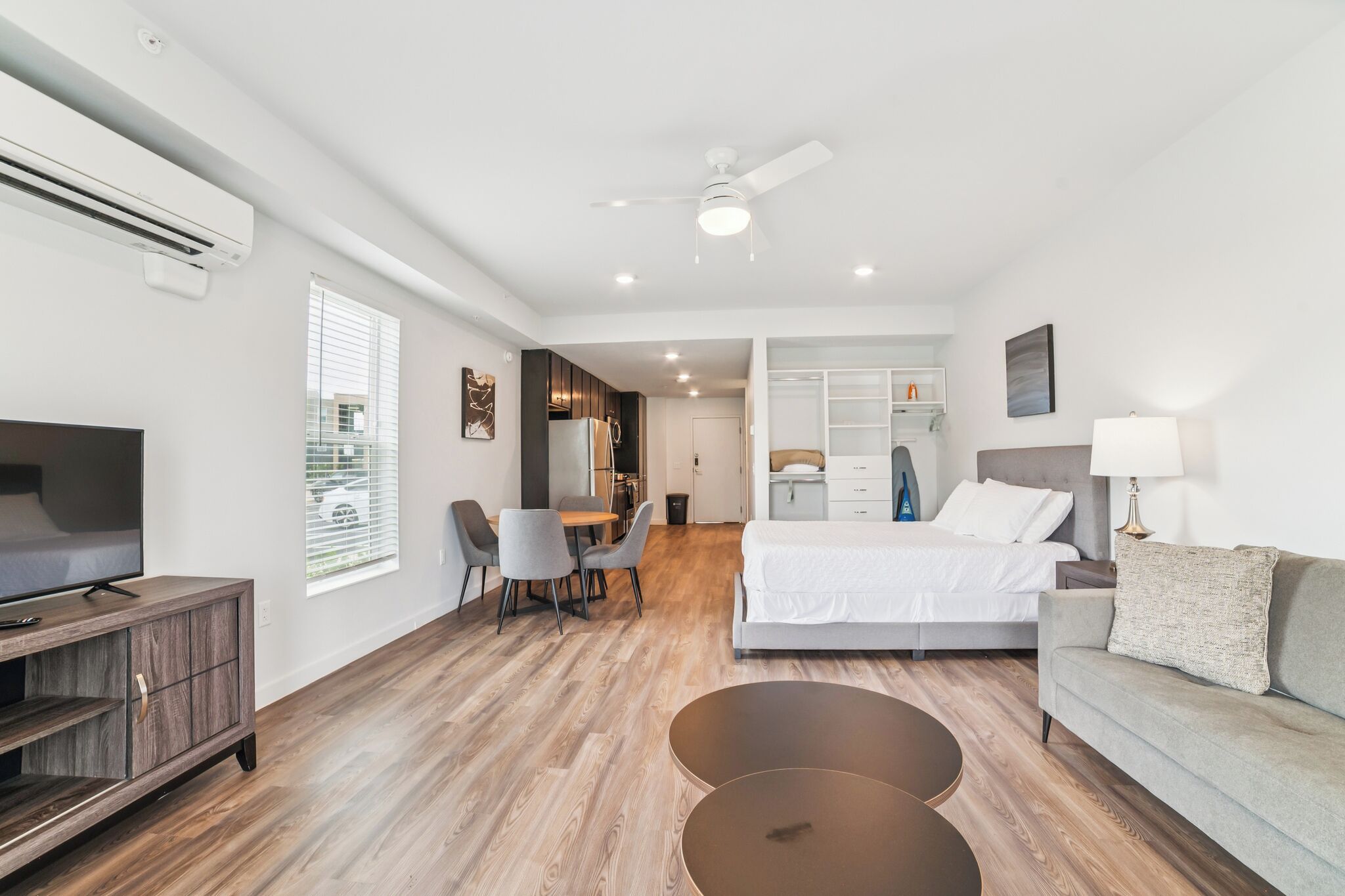 1 habitación, tabla de planchar con plancha, wifi gratis y ropa de cama 