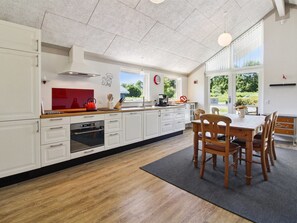 Jääkaappi, mikroaaltouuni, astianpesukone