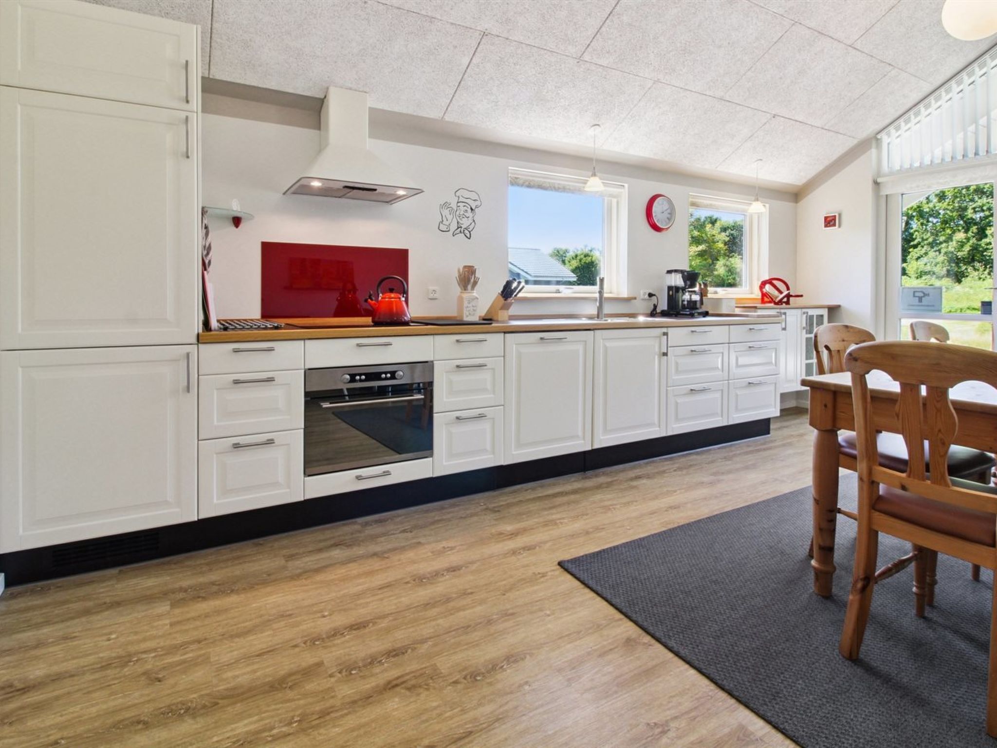 Fridge, microwave, dishwasher, cookware/dishes/utensils