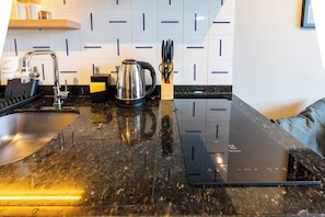 Geladeira, micro-ondas, cooktop, talheres/pratos/utensílios de cozinha