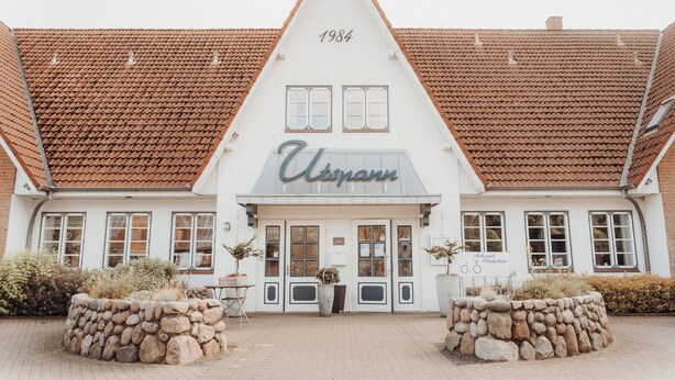 A traditional building with a steeply pitched roof and a stone facade, marked with the year 1984. - Hotel Utspann - Schafflund (Schafflund)
