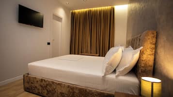 Habitación doble Deluxe, vista a la ciudad | Caja de seguridad en la habitación y escritorio