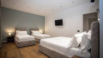 Habitación cuádruple familiar, patio, vista a la ciudad | Caja de seguridad en la habitación y escritorio