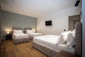 Kamar Quadruple Keluarga, patio, pemandangan kota | Brankas, meja kerja, ruang kerja ramah laptop, dan setrika/meja setrika