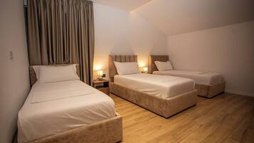 خزنة داخل الغرفة ومكتب ومساحة عمل للكمبيوتر المحمول ومكواة/لوح كي