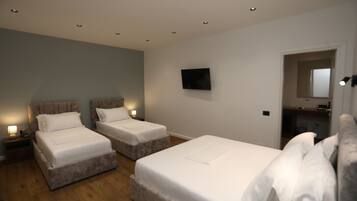 خزنة داخل الغرفة ومكتب ومساحة عمل للكمبيوتر المحمول ومكواة/لوح كي