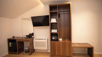 Quarto triplo luxo, vista para a cidade | Cofres nos quartos, escrivaninha, espaço de trabalho para notebook