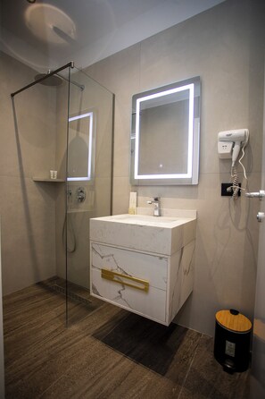 Dusche, Regendusche, kostenlose Toilettenartikel, Haartrockner