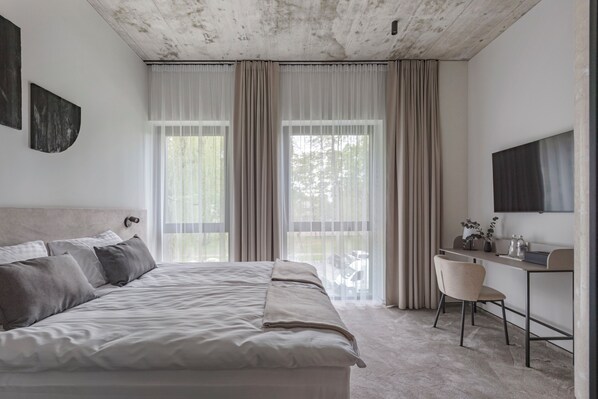 Desk, laptop workspace, iron/ironing board, free WiFi