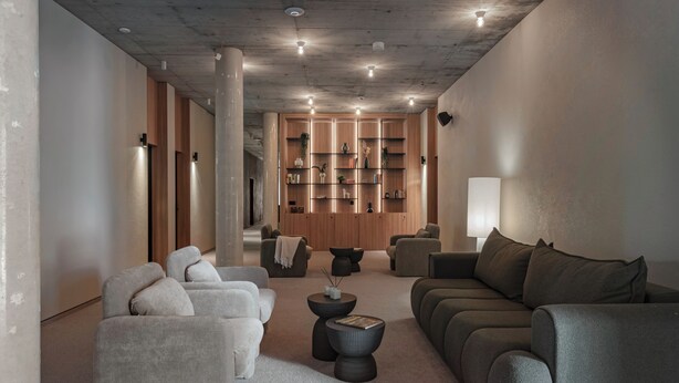 Una sala de estar moderna con un conjunto de sofá, una mesa de centro y una estantería.