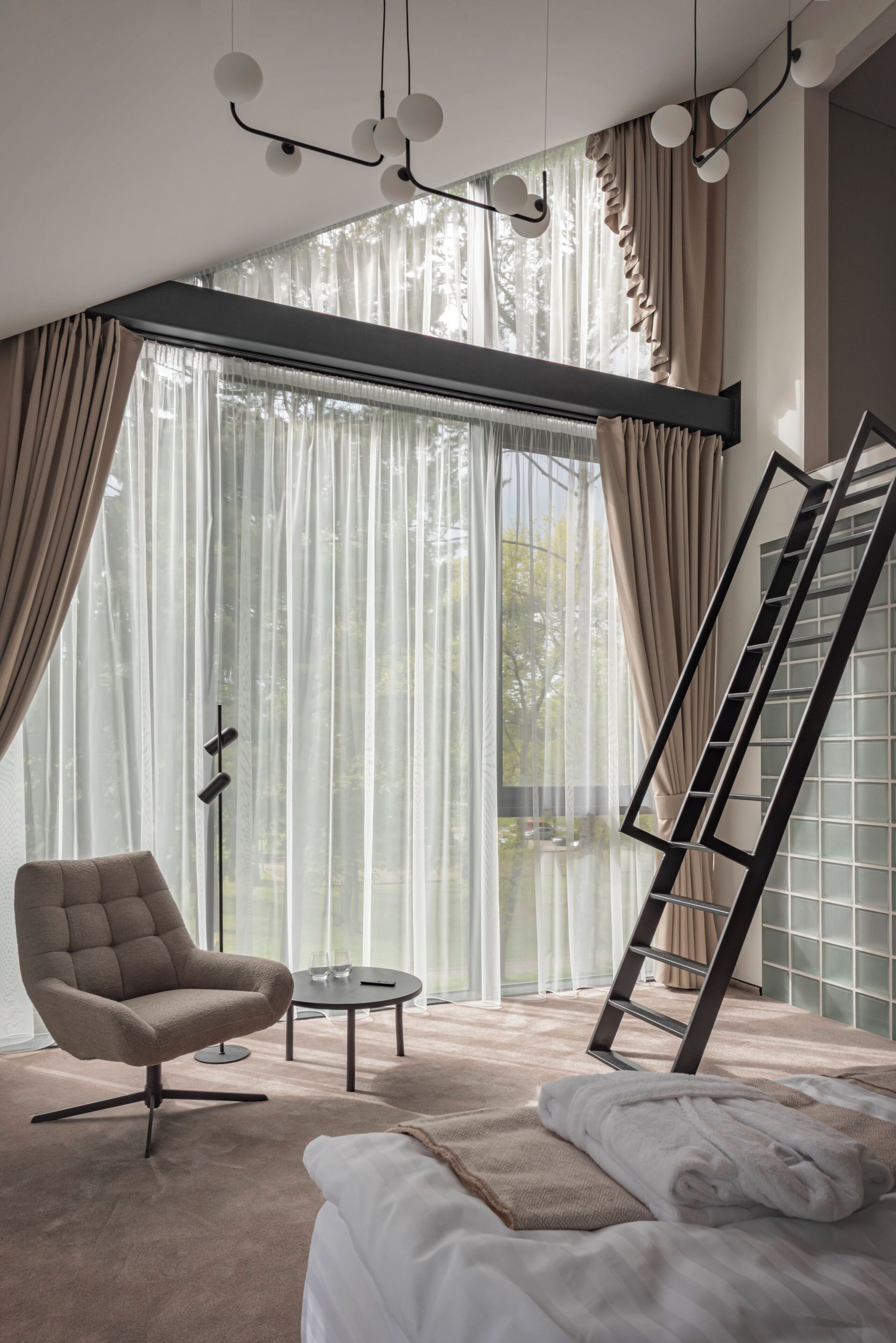 Departamento Deluxe, vista al jardín | Escritorio y espacio para trabajar con laptop 