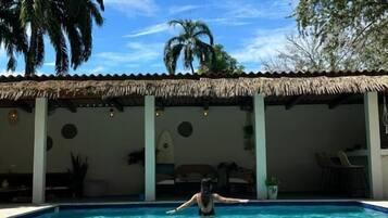 Una piscina al aire libre