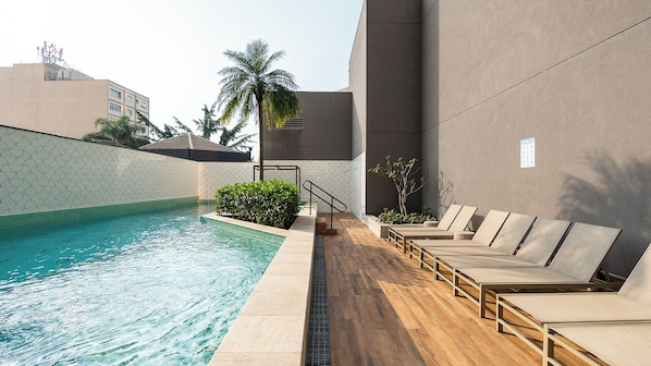 Una piscina al aire libre