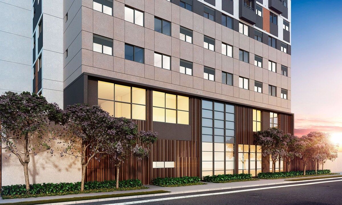 Un immeuble moderne à plusieurs étages, doté de grandes fenêtres et d’une façade plane.
