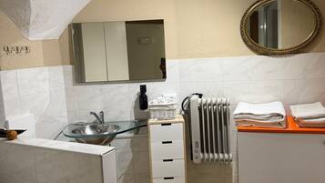 Een douche, handdoeken, zeep, toiletpapier