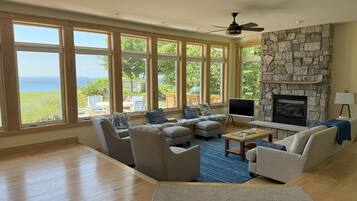 TV connectée, cheminée, lecteur de DVD, table de tennis de table