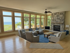 Smart TV, fireplace, DVD player, table tennis