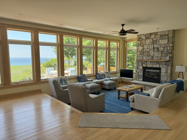 Smart TV, fireplace, DVD player, ping pong