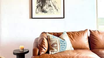 Smart-TV, peis, bøker og stereoanlegg