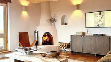 Smart TV, fireplace, books, stereo