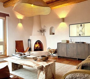 Smart TV, fireplace, books, stereo - Casa Windsong / SW Charm, Views, Hot Tub, Kiva (El Prado)