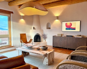 Smart TV, books, stereo