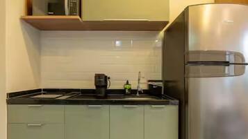 Estúdio clássico, vista para a cidade | Cozinha privada | Geladeira, micro-ondas, cooktop, torradeira