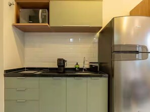 Refrigerador, microondas, placa de cocina, tostadora