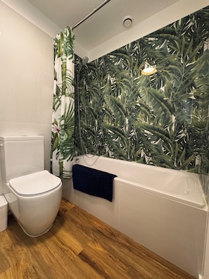 Kostenlose Toilettenartikel, Haartrockner, Bademäntel, Hausschuhe